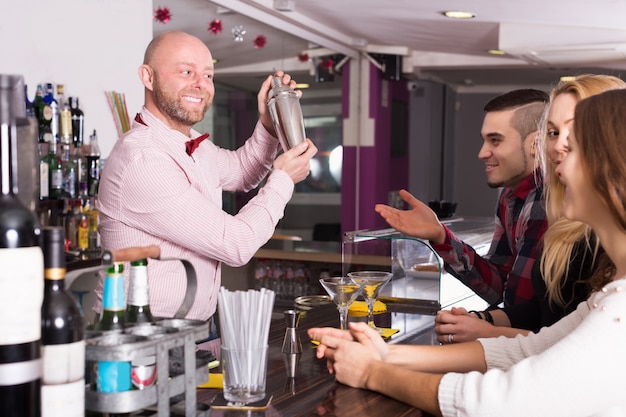 Gelukkige vrienden drinken en chatten