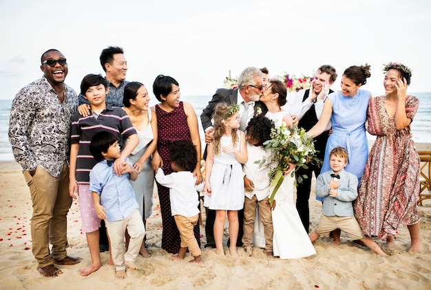 Gelukkige vrienden en familie op een huwelijksfeest