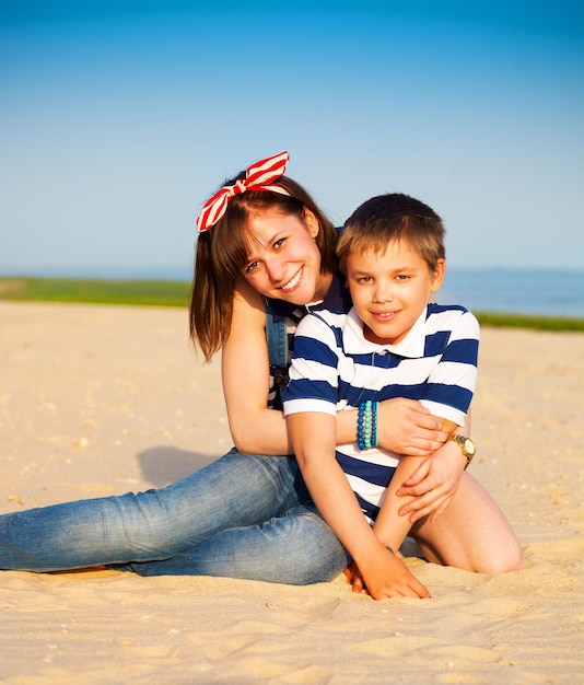 Foto gelukkige vrienden genieten op het strand.