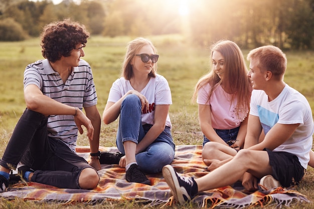 gelukkige vrienden hebben samen plezier tijdens de zomerpicknick