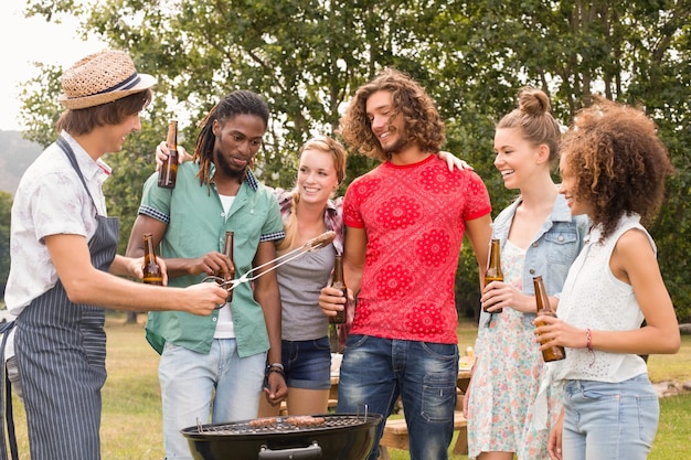 Gelukkige vrienden in het park die barbecue hebben