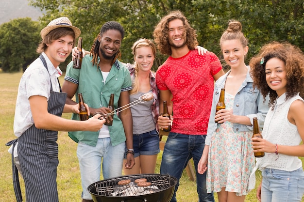 Gelukkige vrienden in het park die barbecue hebben