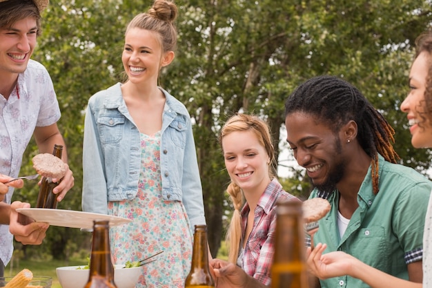 Gelukkige vrienden in het park die lunch hebben