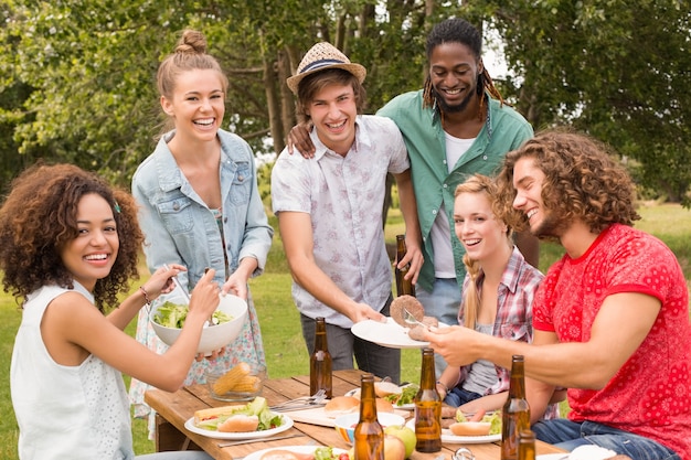 Gelukkige vrienden in het park die lunch hebben