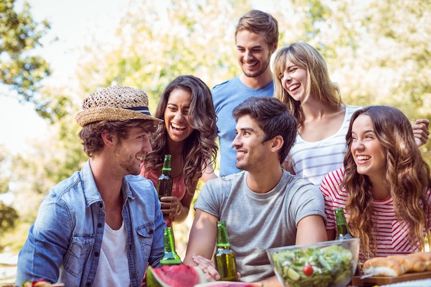 Gelukkige vrienden in het park die lunch hebben