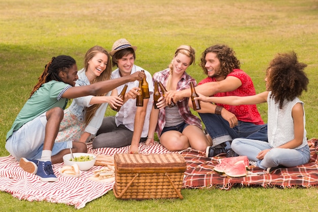 Foto gelukkige vrienden in het park die picknick hebben