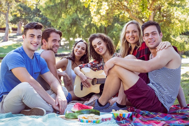 Gelukkige vrienden in het park die picknick hebben