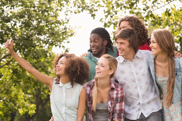 Gelukkige vrienden in het park die selfie nemen