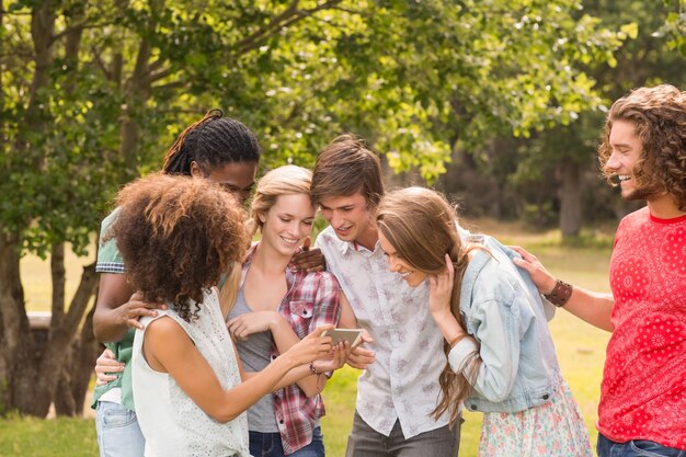 Gelukkige vrienden in het park die selfie nemen