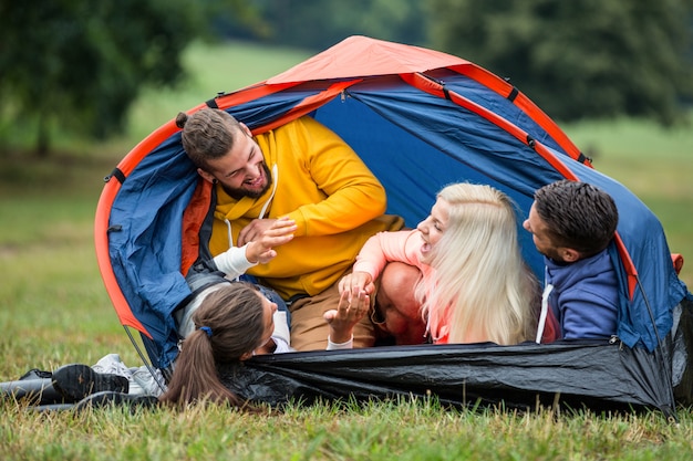 Gelukkige vrienden in hun tent op het platteland