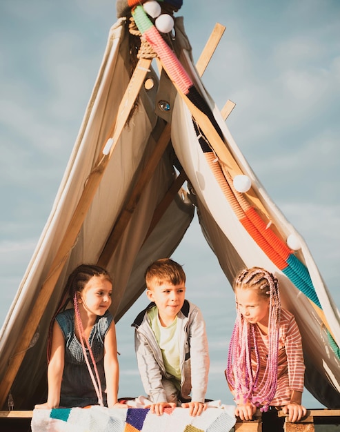 Gelukkige vrienden kamperen Kinderen in tent buiten Gelukkig jeugdconcept Kinderen aanpassen Zomerweekend