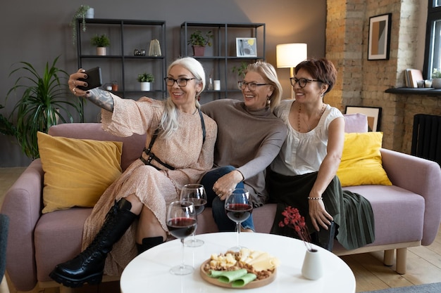 Gelukkige vrienden maken selfie portret op mobiele telefoon