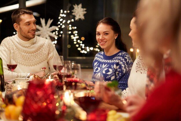 Gelukkige vrienden met een kerstdiner thuis.