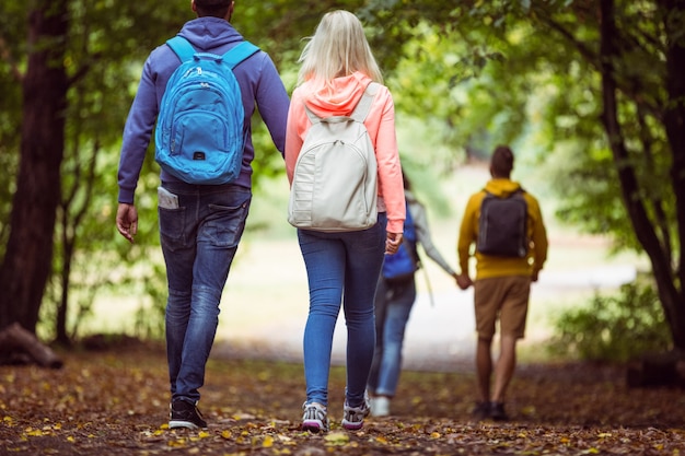 Foto gelukkige vrienden op wandeling samen