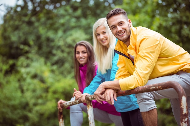 Gelukkige vrienden op wandeling samen