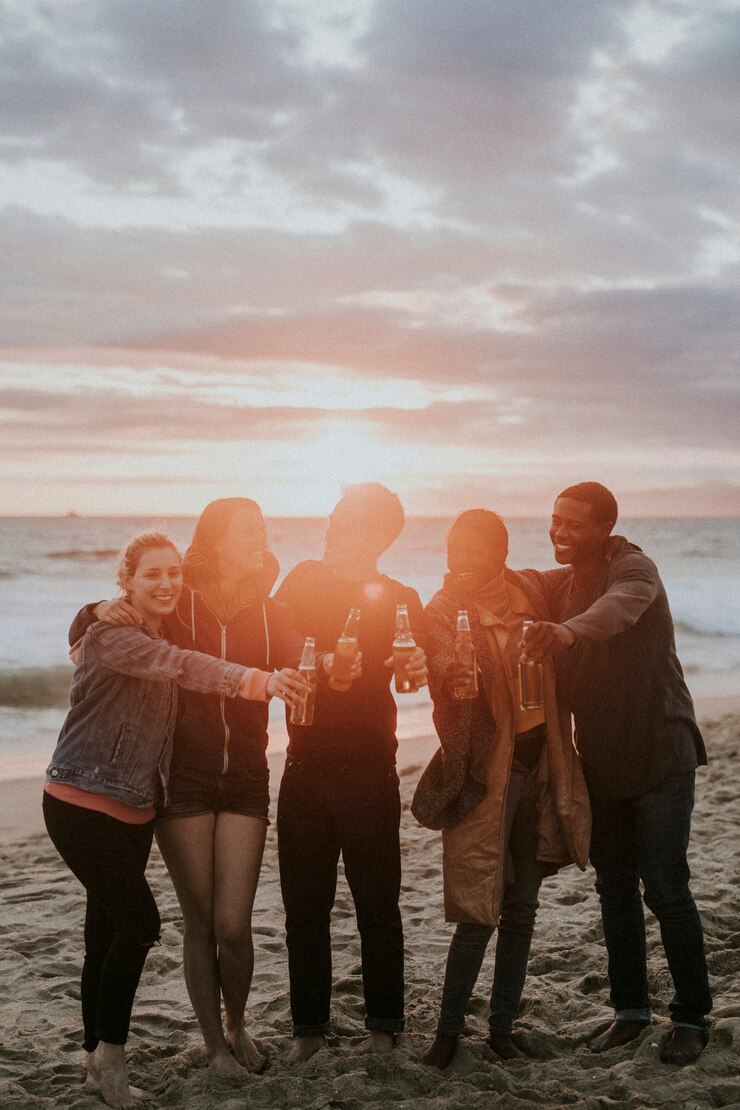 Foto gelukkige vrienden roosteren op het strand