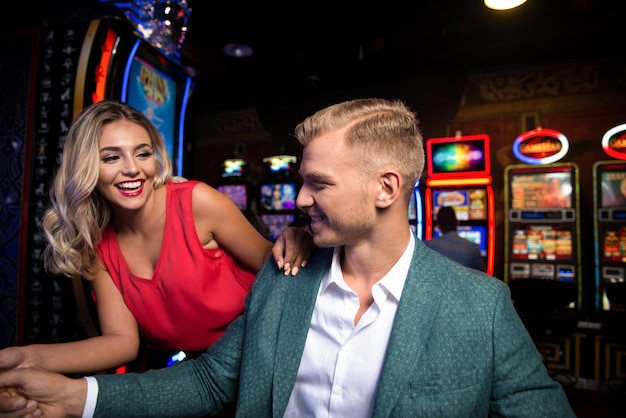 Gelukkige vrienden spelen Arcade Machine in een Casino