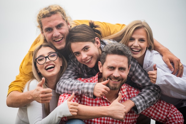 Gelukkige vrienden uit verschillende culturen en rassen die selfie maken met duim omhoog jeugd- en vriendschapsconce...