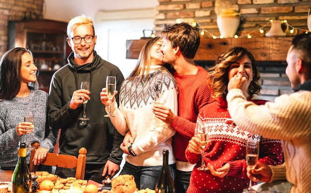 Gelukkige vriendengroep die kerstfeest viert tijdens het diner avondmaal fest