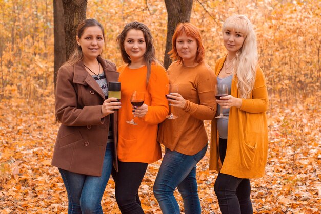 gelukkige vriendinnen samen in de herfst in het park