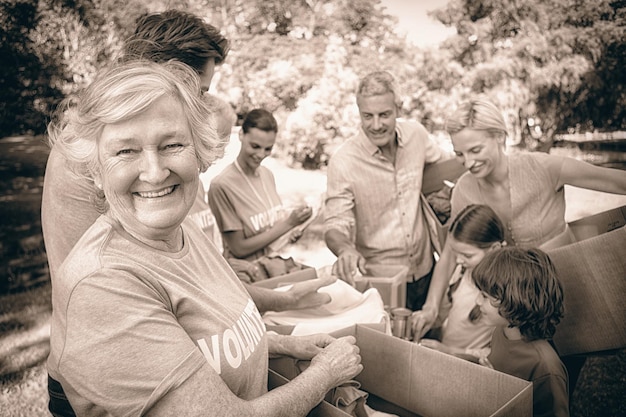 Foto gelukkige vrijwilligersfamilie die donaties voedt