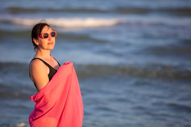 Gelukkige vrouw aan zee Bejaarde vrouw in zwempak Zomervakantie op het strand