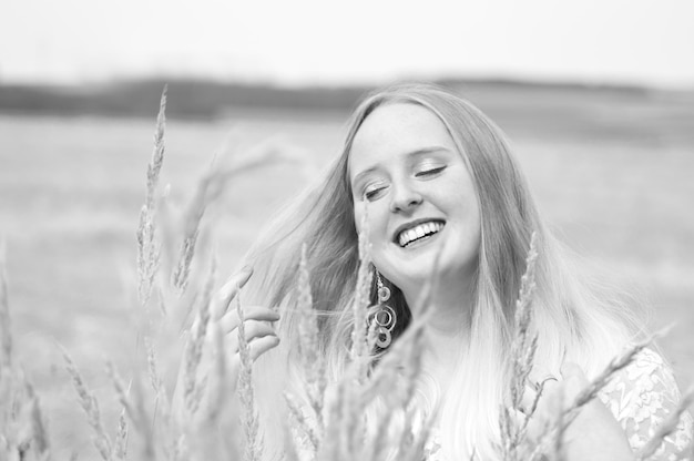 Gelukkige vrouw bij planten.