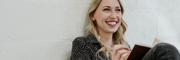 Gelukkige vrouw die een dagboek schrijft