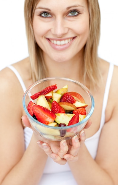 Gelukkige vrouw die een fruitsalade houdt