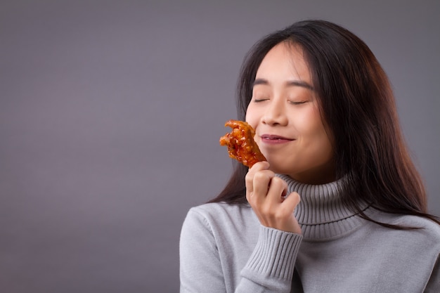 Gelukkige vrouw die gebraden kippenaroma ruikt