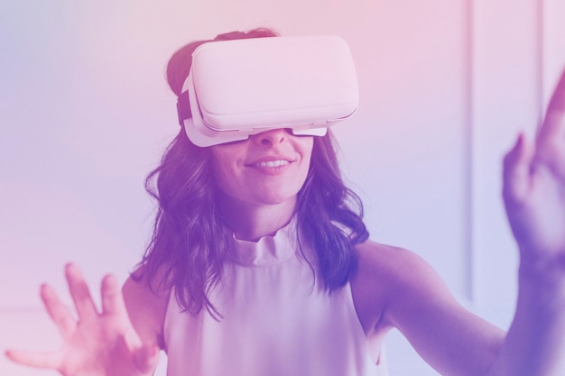 Gelukkige vrouw die geniet van een vr-headset