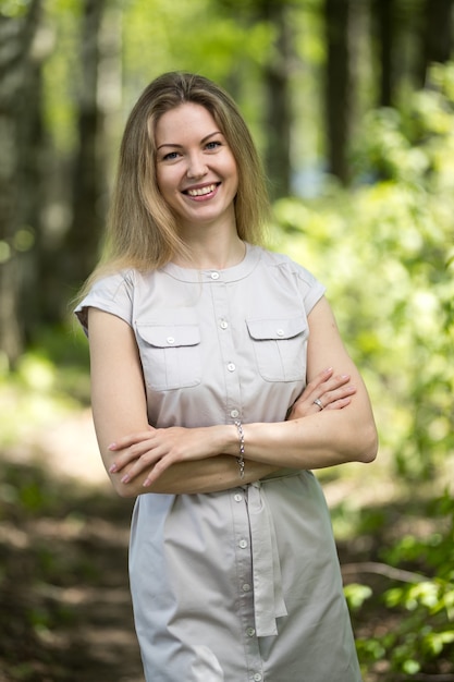 Gelukkige vrouw die in het de zomerpark loopt