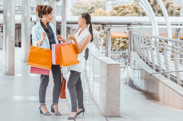 Gelukkige vrouw die met het winkelen zakken in het winkelen geniet van. vrouwen winkelen, lifestyle concept