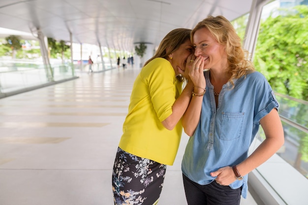 Foto gelukkige vrouw die op de brug staat.