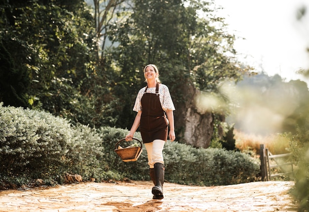 Gelukkige vrouw die op haar boerderij loopt