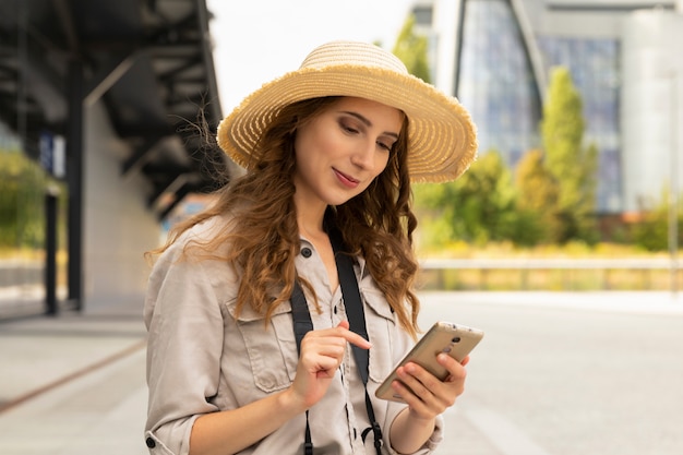 Gelukkige vrouw die op vakantie gaat