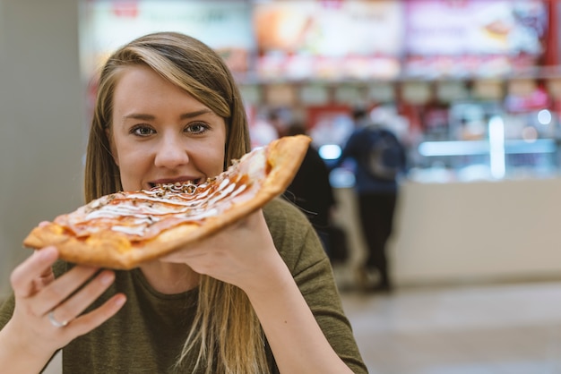 Gelukkige vrouw die smakelijke pizza eet. vrije tijd, eten en drinken, mensen en vakantie concept.