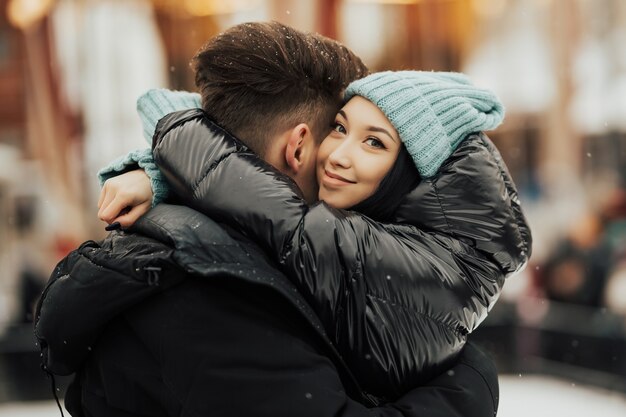 Gelukkige vrouw en man in de kerstmarkt