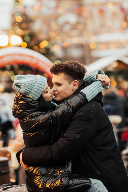 Gelukkige vrouw en man in de kerstmarkt