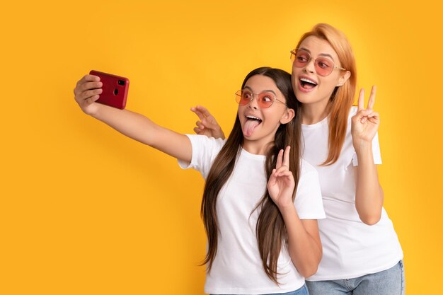 Gelukkige vrouw en meisje nemen selfie met smartphone selfie familie moderne leven mobiele technologie