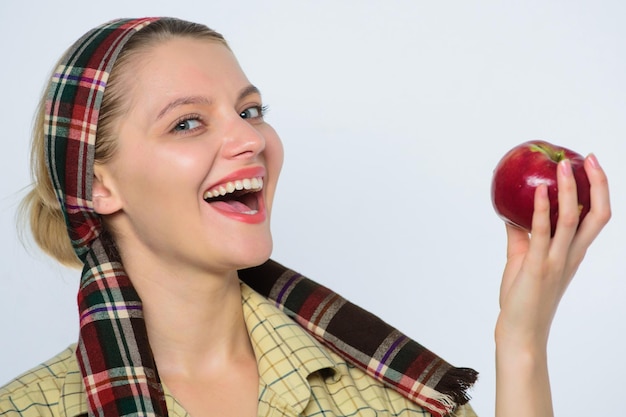 Gelukkige vrouw eten appelboomgaard tuinman meisje met appelmand vitamine en dieet voedsel biologische en vegetarische gezonde tanden lente oogst zomerfruit Vitaminen zijn belangrijk voor de gezondheid