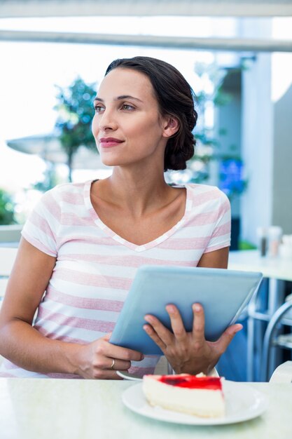 Gelukkige vrouw geniet van het gebruik van haar tablet