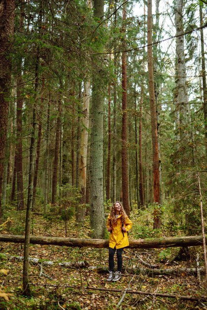 Gelukkige vrouw genieten van groene prachtige natuur bos bos Concept van een gezonde natuurlijke levensstijl