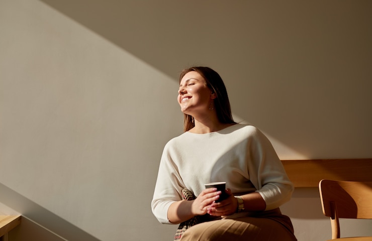 Foto gelukkige vrouw genieten van koffie in de ochtend in café