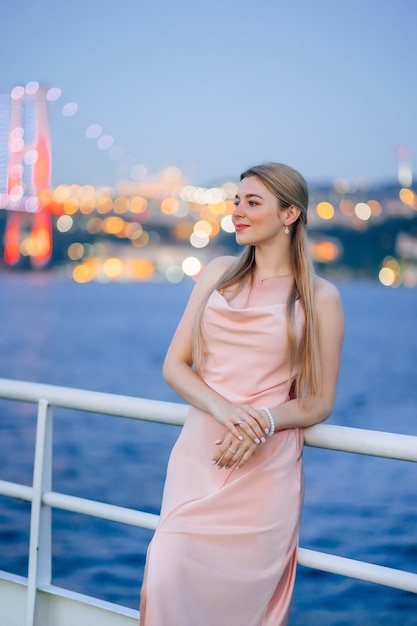 Gelukkige vrouw genieten van stad met veerboot overtocht Bosporus in Istanbul