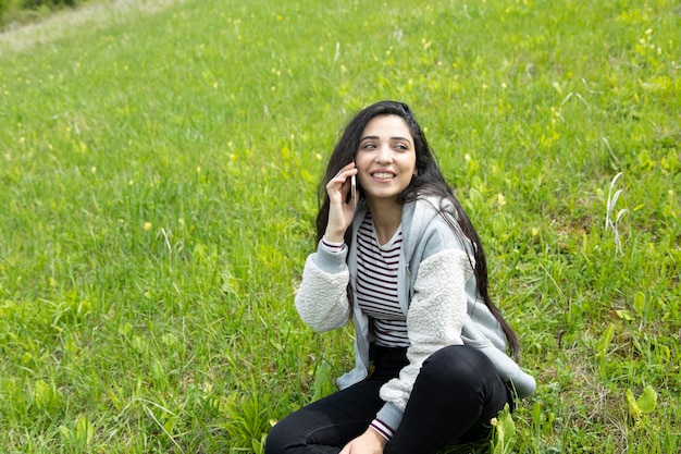 Gelukkige vrouw hand telefoon in landschap