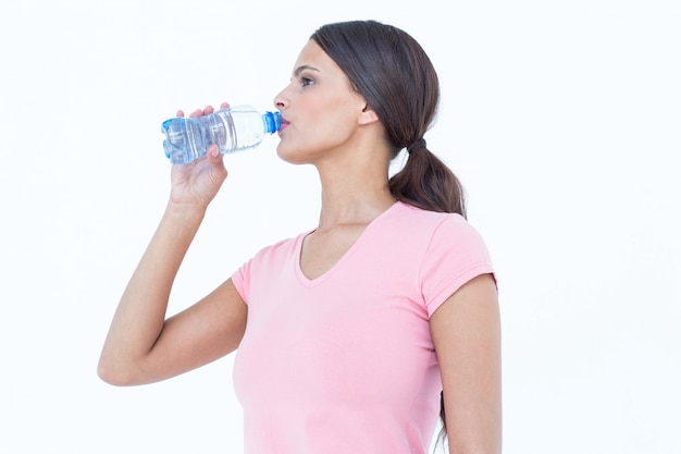 Gelukkige vrouw het drinken fles water