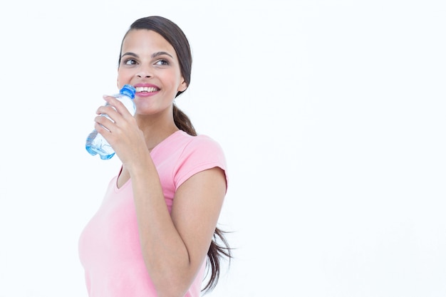 Gelukkige vrouw het drinken fles water