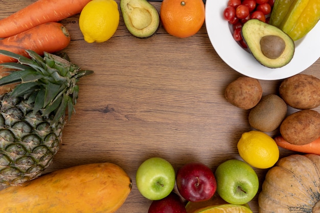 Gelukkige vrouw het eten gezond voedsel schoon eten gezonde schoon