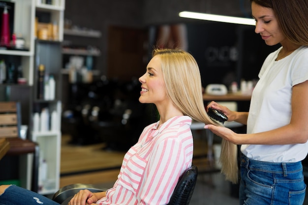Gelukkige vrouw in de kapsalon.